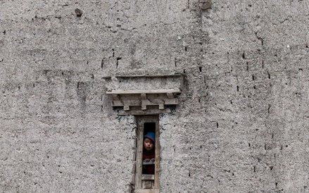 Hinduski chłopiec wyglądający przez okno w Yurutse, w dolinie Markha.