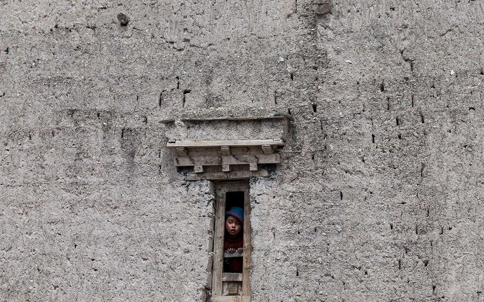 Hinduski chłopiec wyglądający przez okno w Yurutse, w dolinie Markha.