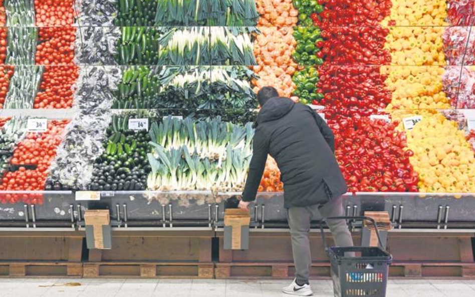 Uprawa owoców i warzyw jest zdecydowanie mniej obciążająca dla środowiska niż produkcja mięsa