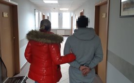 Zatrzymani mężczyźni w wieku 38 i 42 lat działali według powtarzalnego schematu.