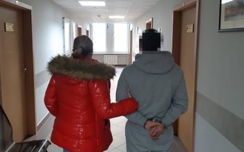 Zatrzymani mężczyźni w wieku 38 i 42 lat działali według powtarzalnego schematu.