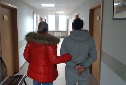 Zatrzymani mężczyźni w wieku 38 i 42 lat działali według powtarzalnego schematu.