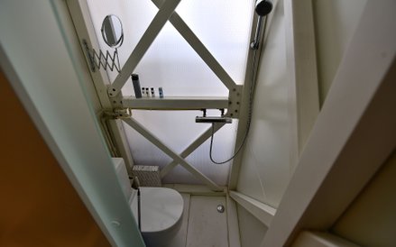 Wnętrze ultra kompaktowe toaleta z prysznicem