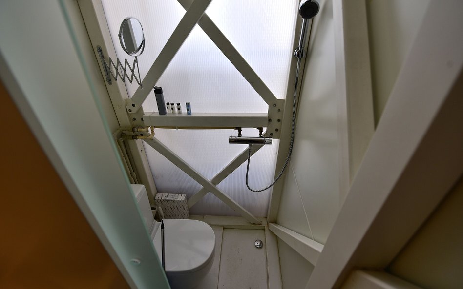 Wnętrze ultra kompaktowe toaleta z prysznicem