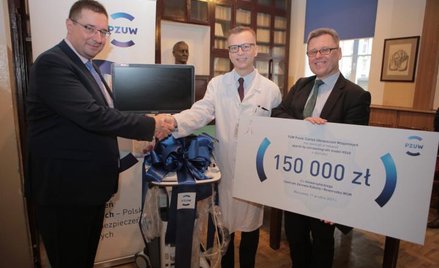 Uroczyste przekazanie ultrasonografu. Na zdjęciu od lewej: Rafał Kiliński – prezes zarządu, TUW Pols