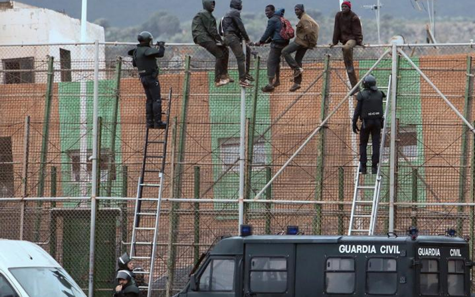 Guardia Civil obserwuje imigrantów starających się przedostać z Maroka do hiszpańskiej enklawy Melil