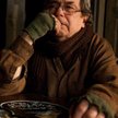 Janusz Gajos głosi filozoficzną gawędę