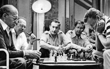 Zbigniew Brzeziński gra w szachy z premierem Izraela Menachemem Beginem (Camp David, 1978 r.).