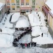 Nieuleczalnie chore dzieci wykorzystane do utworzenia litery "Z" przed hospicjum
