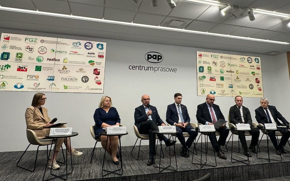 Uczestnicy konferencji prasowej zorganizowanej w celu wyrażenia sprzeciwu sektora rolno-spożywczego 