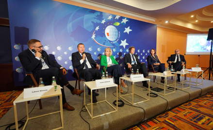 Participants in the debate discussed environmentally friendly solutions for business