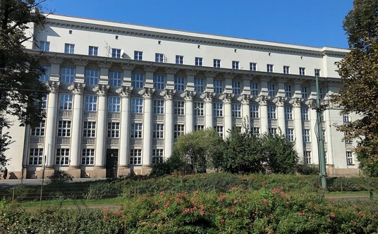 W 1924 roku, gdy oddano budynek do użytku, gmach PKO był największym obiektem publicznym, który wybu