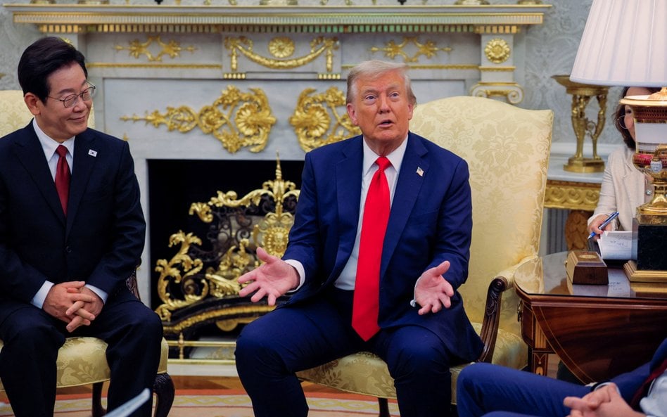 Donald Trump podczas spotkania z prezydentem Korei Południowej Lee Jae Myungiem w Gabinecie Owalnym 