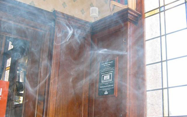 Dym papierosowy, który osiada na meblach i ubraniach też może szkodzić / Robert Aleck, www.cynexia.c
