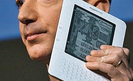Jeff Bezos z Amazona prezentuje nowy gadżet – Kindle 2.