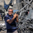 Palestyński fotograf AFP z Gazy Mohammed Abed robi zdjęcia budynków zniszczonych przez izraelskie bo