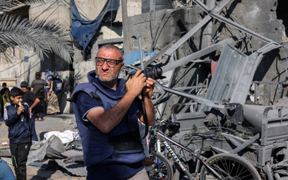Palestyński fotograf AFP z Gazy Mohammed Abed robi zdjęcia budynków zniszczonych przez izraelskie bo