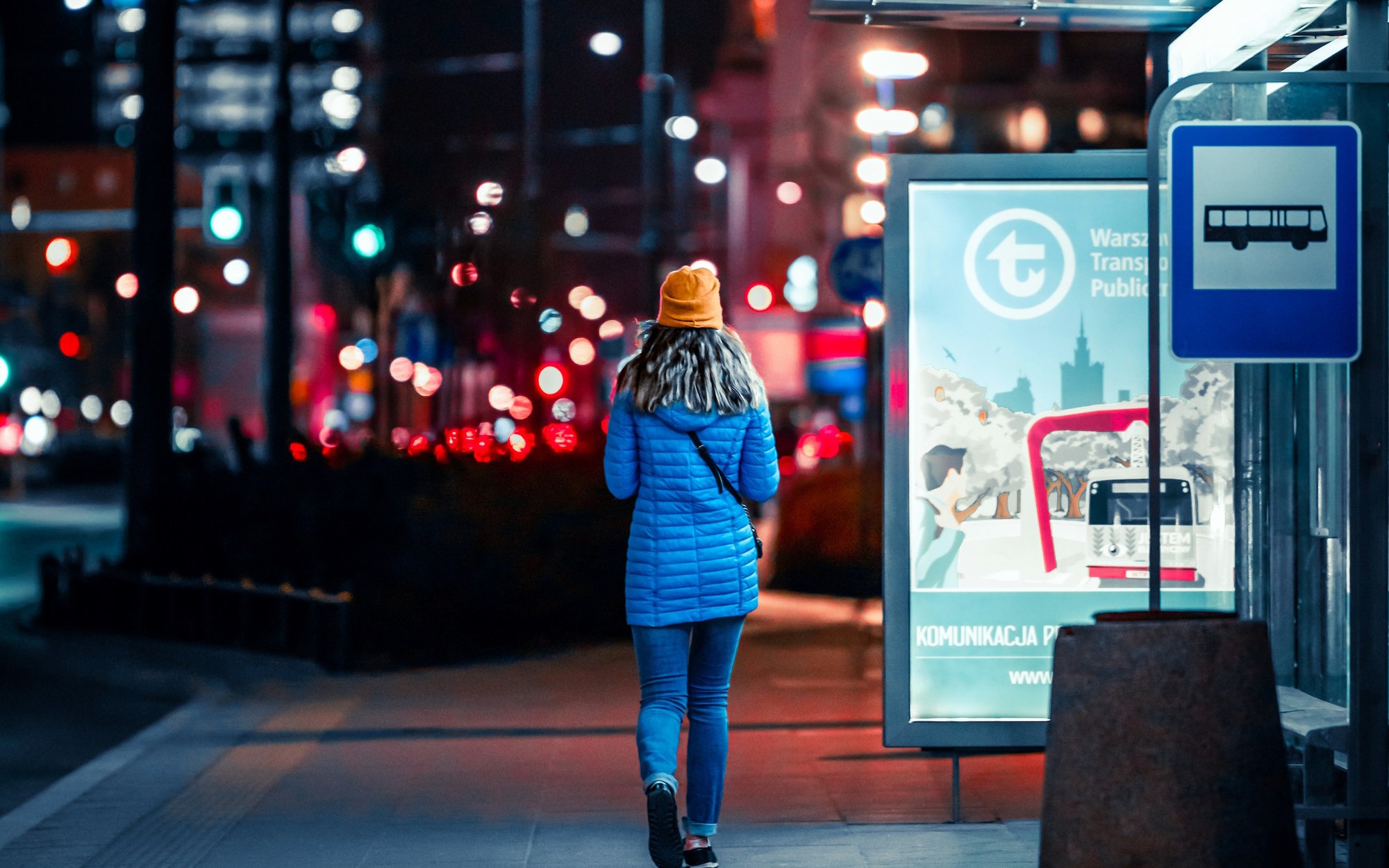 Świat płonie – ale Polacy czują się w nim coraz bezpieczniej. Raport Gallupa