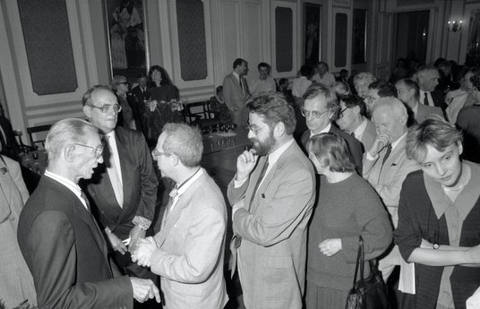 Jan Karski (1. z lewej) przyjmuje gratulacje po przyznaniu mu przez Uniwersytet Warszawski doktoratu