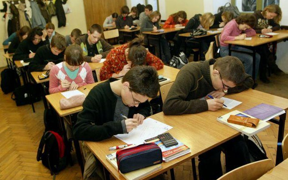 MEN: Ocenione klasówki i kartkówki szkoła musi na bieżąco przekazywać rodzicom