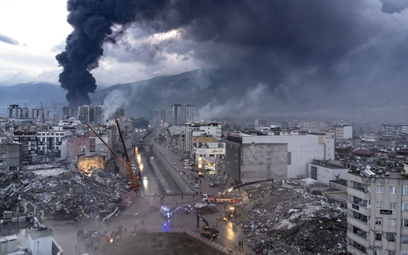Turcja: W porcie w Iskenderun drugi dzień trwa pożar