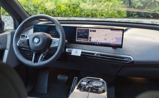Zmodernizowane BMW iX
