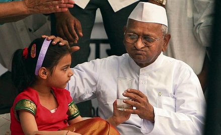 Głodujący od 5 do 9 kwietnia na jednym z głównych placów New Delhi działacz społeczny Anna Hazare do