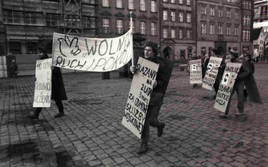 Demonstracja członków Ruchu "Wolność i Pokój" w 1988 r. we Wrocławiu