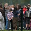 Uczniowie z rodzicami przed szkołą podstawową im. Jana Pawła II w Leszczydole-Nowinach pod Wyszkowem