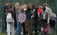 Uczniowie z rodzicami przed szkołą podstawową im. Jana Pawła II w Leszczydole-Nowinach pod Wyszkowem