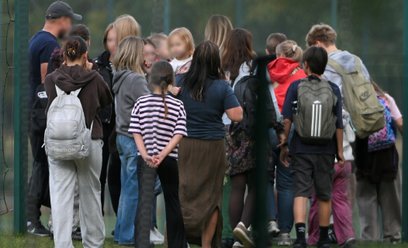 Uczniowie z rodzicami przed szkołą podstawową im. Jana Pawła II w Leszczydole-Nowinach pod Wyszkowem
