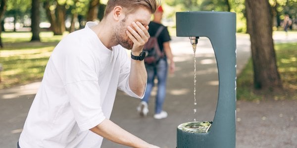 Udar cieplny i słoneczny – różnice, objawy i zalecenia Ministerstwa Zdrowia