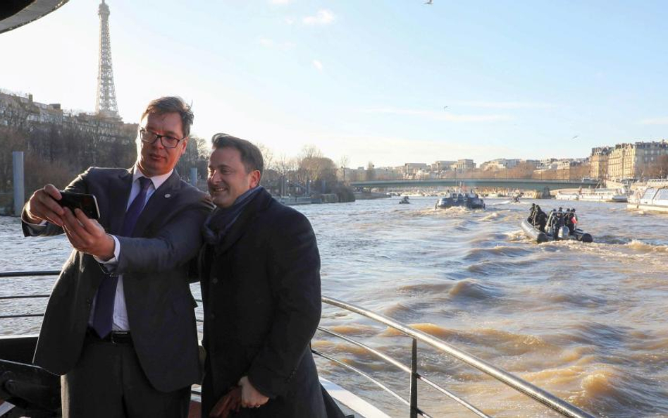 Prezydent Serbii Aleksandar Vučić (z lewej) znakomicie czuje się na Zachodzie i chce, aby jego kraj 