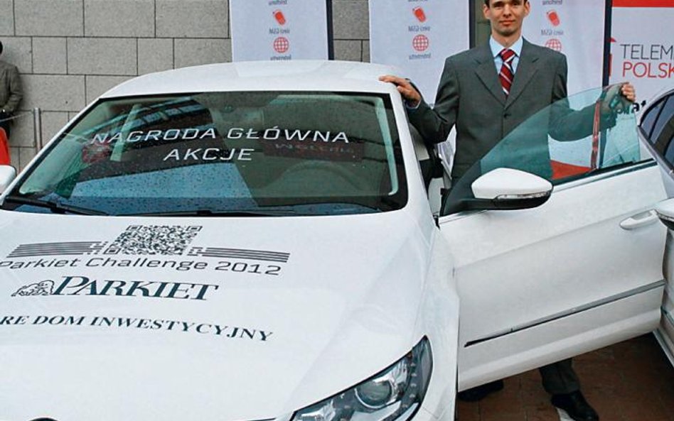 Daniel Dubiński, zdobywca 1. miejsca w kategorii akcje odbiera nagrodę główną – Volkswagena Passata 