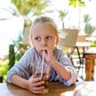 Słodkie napoje i soki wypijane w dzieciństwie mogą sprzyjać nadciśnieniu. Nowe badania naukowe