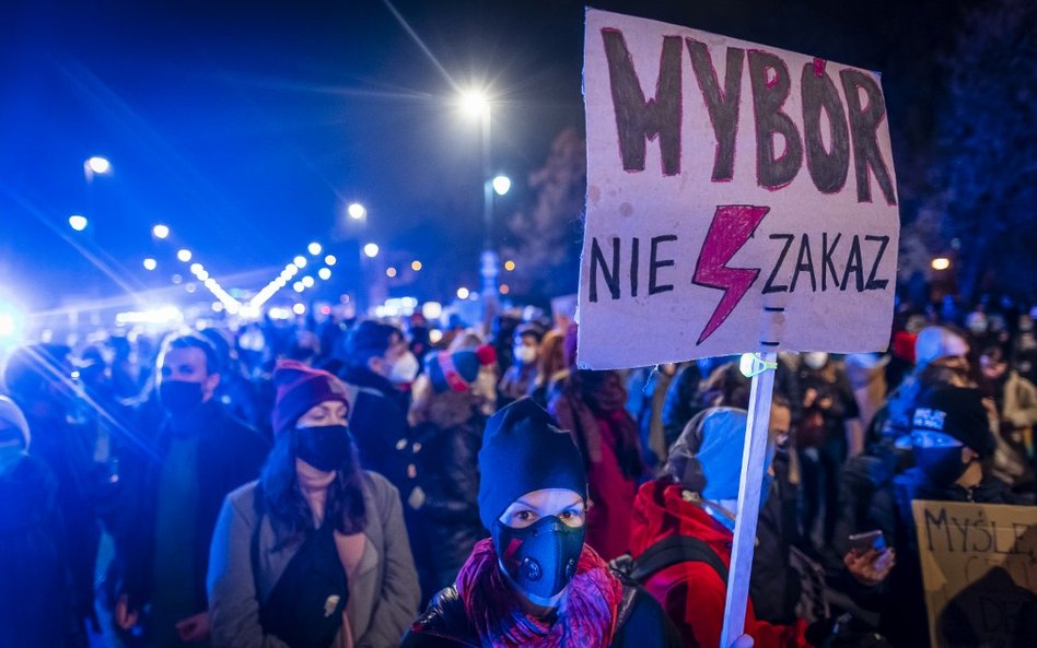 Warszawa: Protest przed siedzibą TVP. Policja użyła gazu