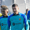 Robert Lewandowski z piłkarzami FC Barcelony podczas treningu