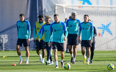 Robert Lewandowski z piłkarzami FC Barcelony podczas treningu