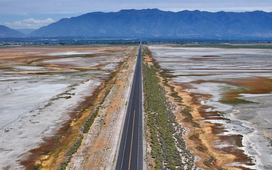 Wielkie Jezioro Słone w stanie Utah od dziesięcioleci stopniowo wysycha. Około cztery lata temu osią