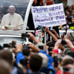 Nieliczni protestujący w trakcie przejazdu papieża Franciszka ulicami Dublina