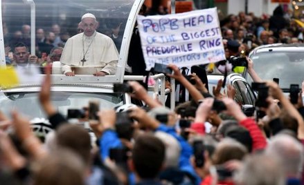 Nieliczni protestujący w trakcie przejazdu papieża Franciszka ulicami Dublina