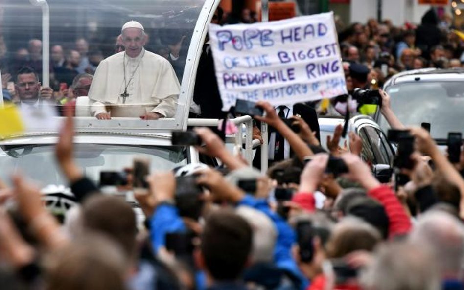 Nieliczni protestujący w trakcie przejazdu papieża Franciszka ulicami Dublina