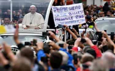 Nieliczni protestujący w trakcie przejazdu papieża Franciszka ulicami Dublina