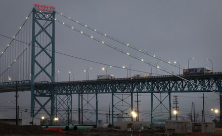 Most łączący Detroit w stanie Michigan w Stanach Zjednoczonych z Windsorem w prowincji Ontario w Kan