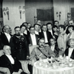 Wacław Sieroszewski (siedzi z lewej) wraz z Piłsudskim w warszawskim Pen-Clubie. Julian Tuwim stoi b