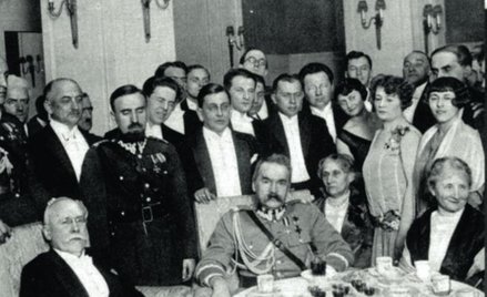 Wacław Sieroszewski (siedzi z lewej) wraz z Piłsudskim w warszawskim Pen-Clubie. Julian Tuwim stoi b