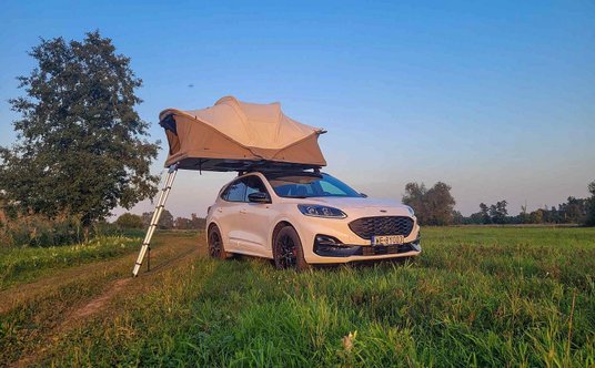 Ford Kuga z namiotem