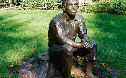 Gałczyński – rzeźba Grzegorza Kaji.