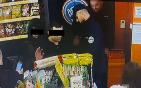 Gdy podejrzani próbowali opuścić sklep bez płacenia, czujna obsługa zareagowała natychmiast. Pracown