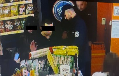 Gdy podejrzani próbowali opuścić sklep bez płacenia, czujna obsługa zareagowała natychmiast. Pracown